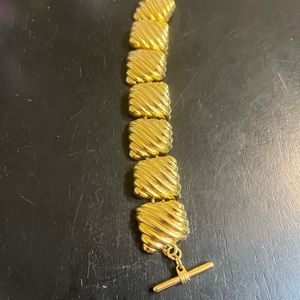 ONE PRE-OWNED 8” GOLDTONE BRACELET WITH TOGGLE CLOSURE CTM1